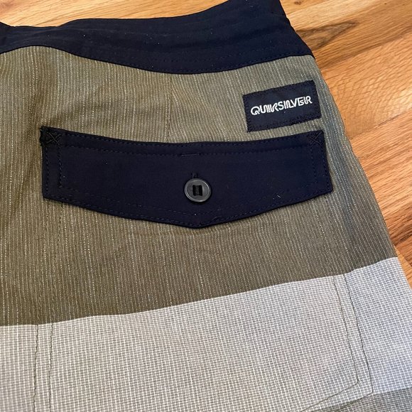 Quiksilver Men's Boardshorts Swim Trunks Size 33 Green Black Striped New - Picture 3 of 6